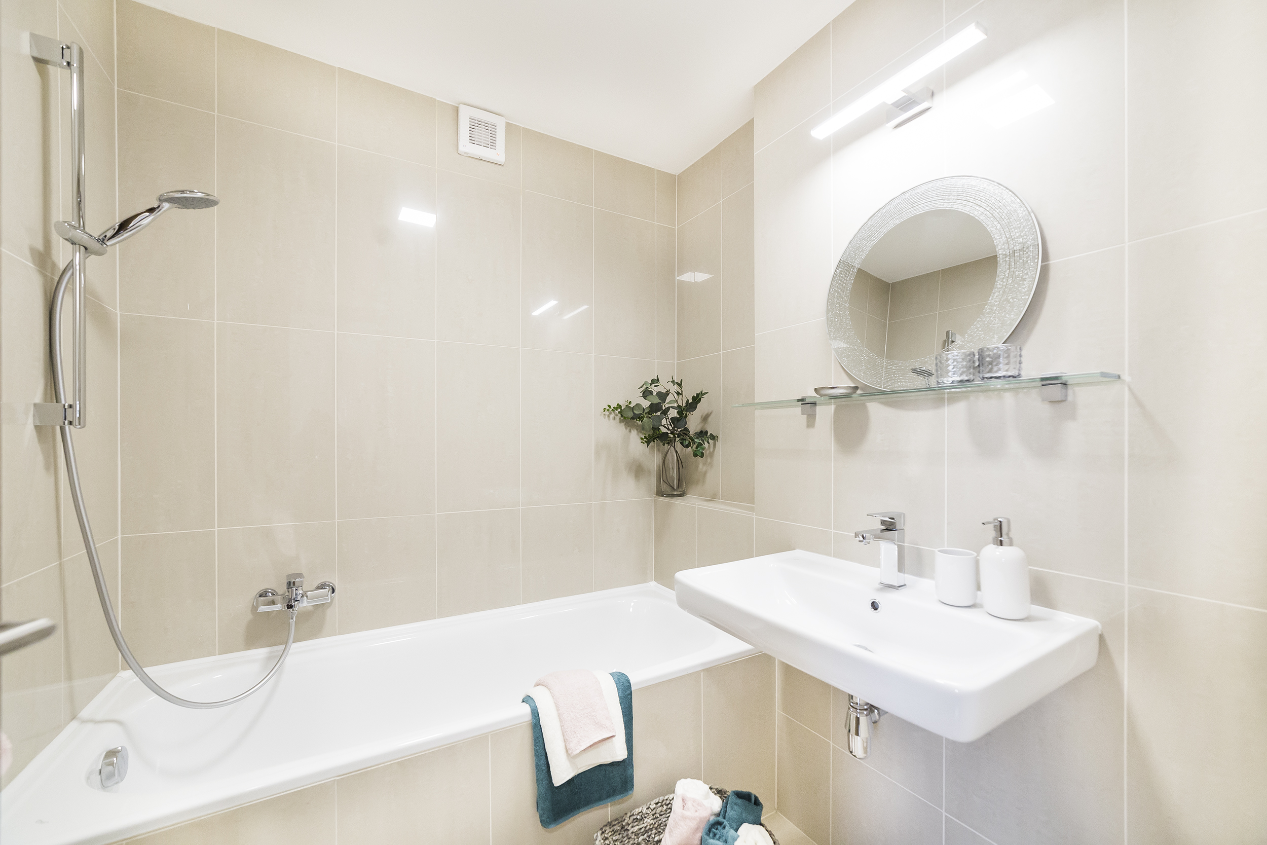 koupelna zrcadlo rucnik umyvadlo vana svetlo sprcha prodej bytu opava linda bittova