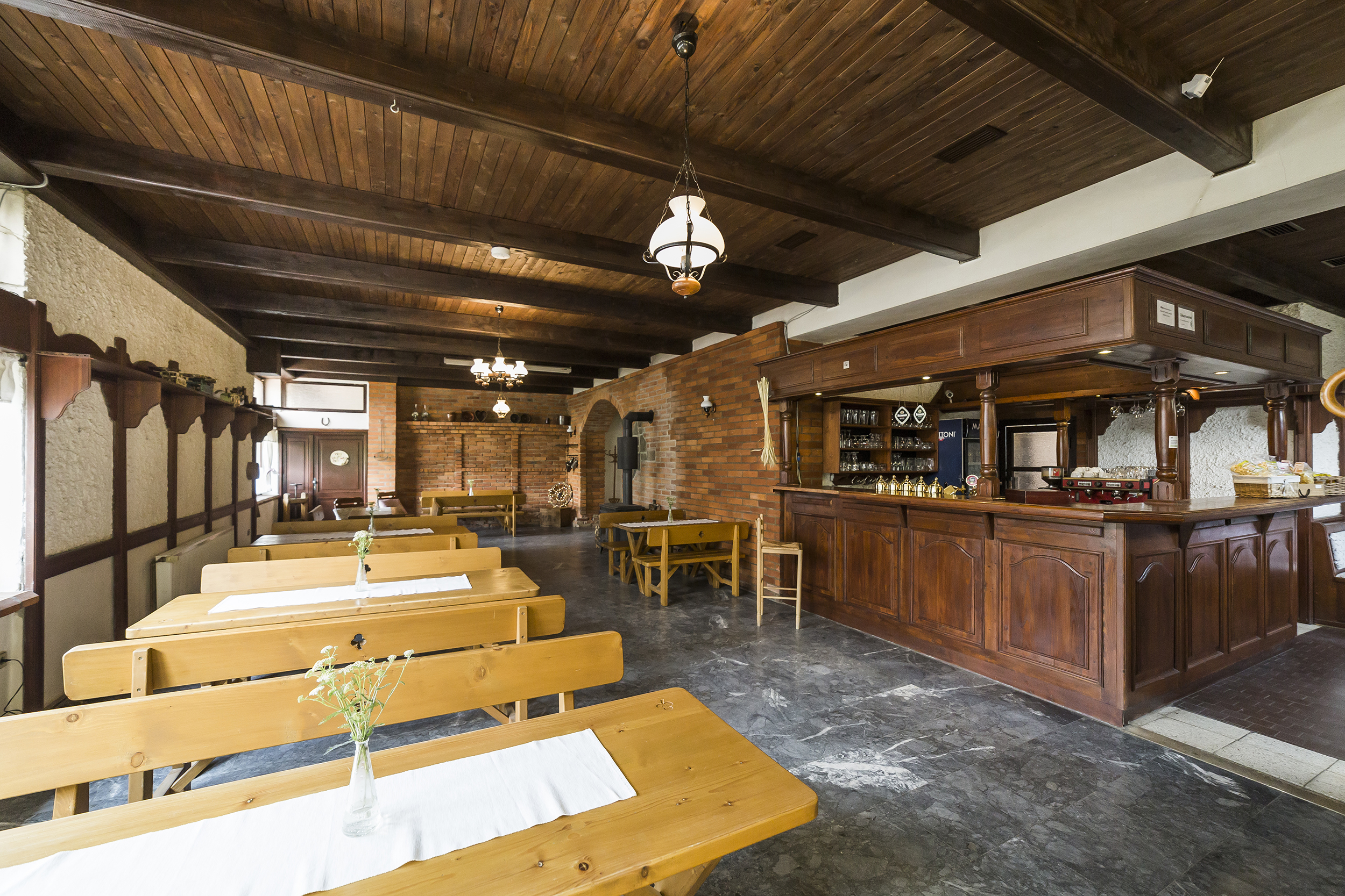 restaurace radunka radun ubrus stul lavice bar strop linda bittova